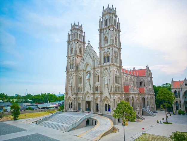 Song Vinh Kirche, auch bekannt als Pfarrei Song Vinh in Phu My, die Touristen anzieht, um an Wochenenden in Vung Tau, Vietnam, einen spirituellen Besuch abzustatten. Die Song Vinh Kirche hat ein Baugebäude, das wie Frankreich aussieht