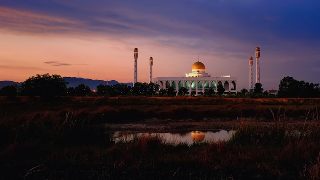 Songkhla-Zentralmoschee mit Wasserreflexion südlich von Thailand