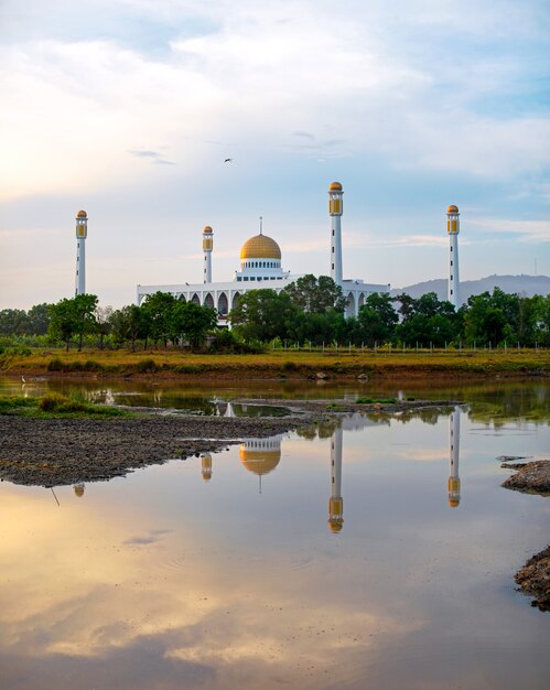 Songkhla-Zentralmoschee mit Wasserreflexion südlich von Thailand