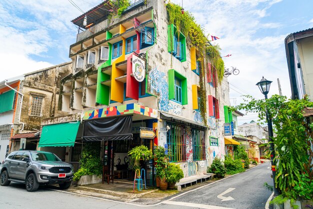 Foto songkla thailand 2020 nov 15 edifícios coloridos e bonitos cidade velha e paisagem em songkhla tailândia