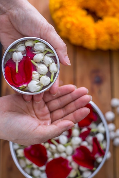 Songkran-Festival, Thailänder bereiten Wasserparfüm mit Blume auf Thailand-Neujahr vor.