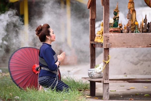 Foto songkran, thailand wasser festival schöne frau gießen wasser buddha vor splash