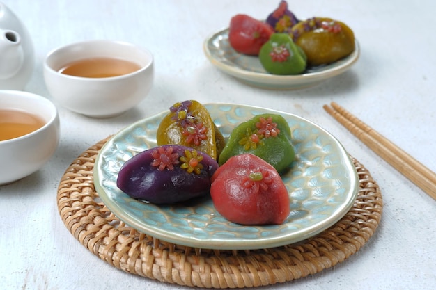 Songpyeon, halbmondförmiger Reiskuchen. Koreanisches traditionelles Essen, das am Neujahrstag oder Chuseok gegessen wird