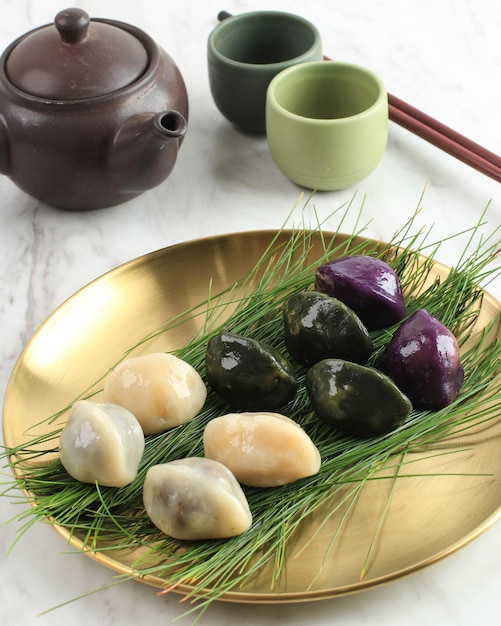 Songpyeon, pastel de arroz chuseok coreano con pasta de piñones y semillas de sésamo en el interior