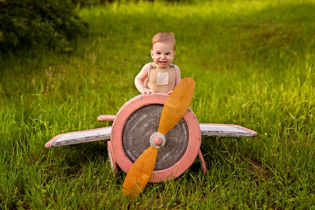 Sonhador, uma criança brincando com um avião retrô. infância.