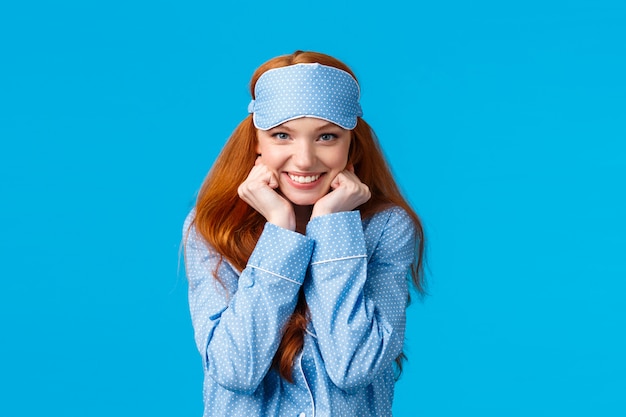 Sonhadora e bonita, linda mulher ruiva feminina em máscara de dormir e roupa de dormir