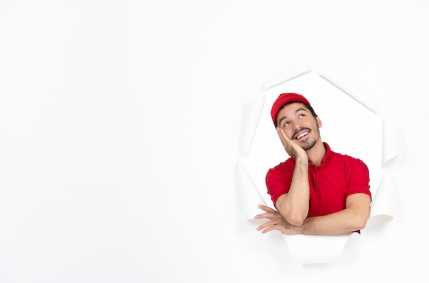 Sonhando com jovem mensageiro de uniforme vermelho e branco