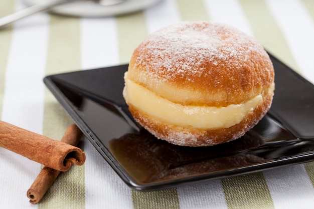 Sonho, uma pastelaria tradicional, feita em padarias brasileiras.