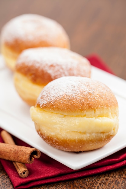 Sonho, uma pastelaria tradicional, feita em padarias brasileiras.