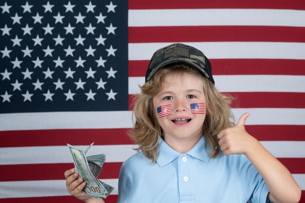 Sonhos americanos Garoto rico feliz com dinheiro dólares em dinheiro Comemoração infantil dia da independência 4 de julho Conceito dos Estados Unidos da América