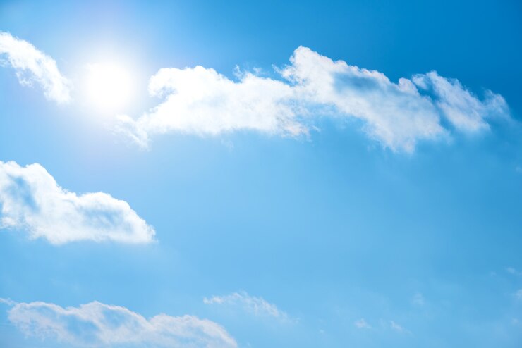 Sonne am blauen Himmel mit Wolken
