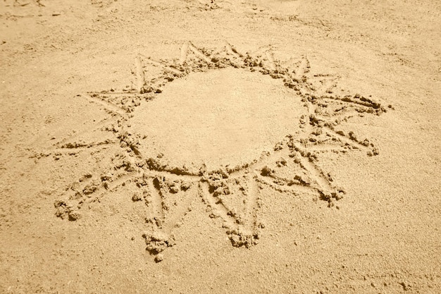 Sonne auf Sand zeichnen