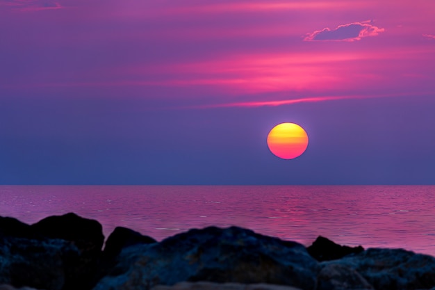 Foto sonne bei sonnenuntergang am mittelmeer