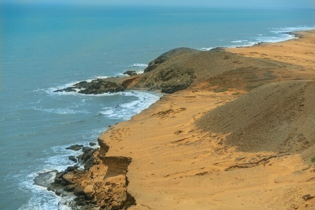 Sonne der Sommerzeit auf Himmel und Sand der Strandlandschaft