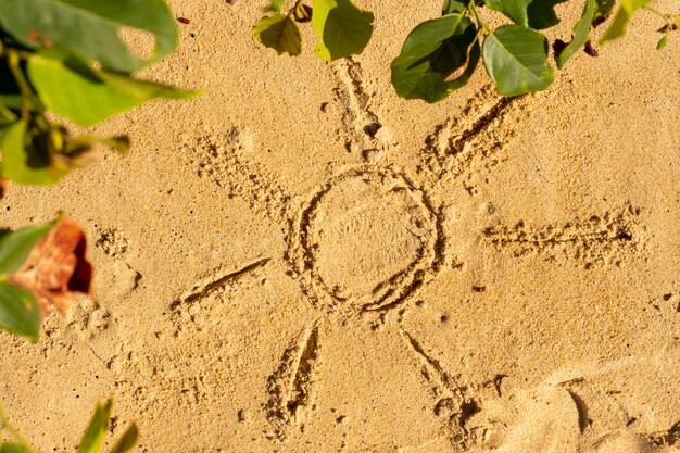 Sonne Gezeichnet Im Sand. Sommer-Strandurlaub-Konzept.