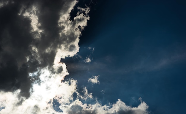 Sonne glüht durch den Wolkenhintergrund hd