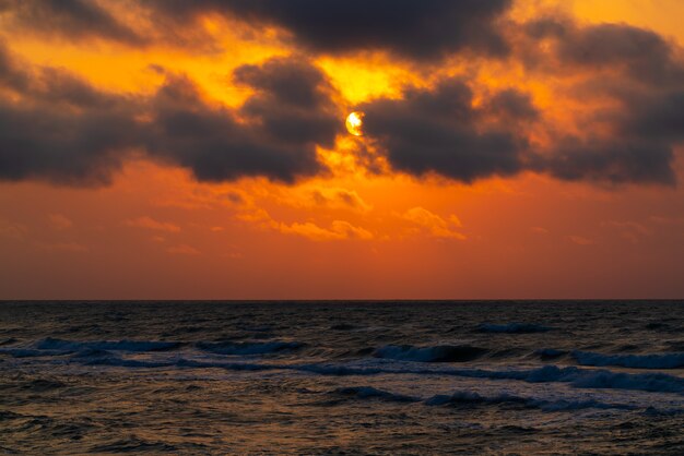 Sonne in den Wolken über dem Meer