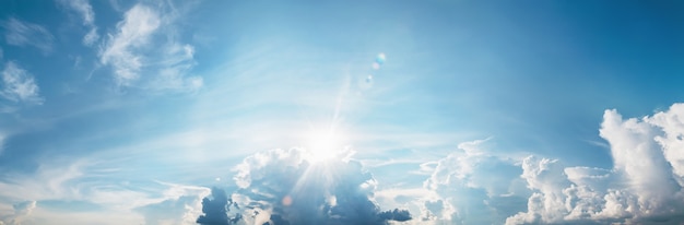 Sonne mit Wolke auf blauem Himmelshintergrund