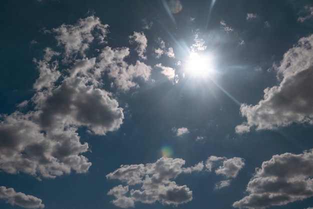 Sonne scheint über schöne stürmische Wolken, Himmel klärt sich nach Regen