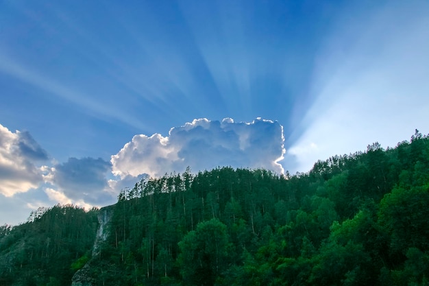 Sonne von grünen Bergen