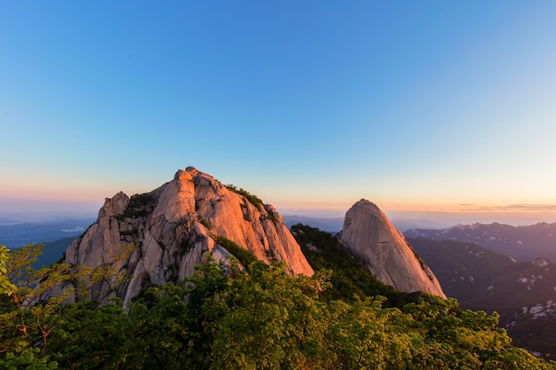 Foto sonnenaufgang am bukhansan mountain seoul südkorea