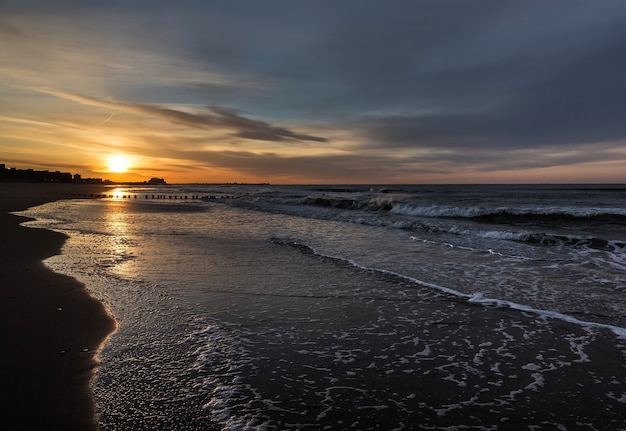 Sonnenaufgang am frühen Morgen am Meer. Atlantikküste in der Nähe von New York im Bereich des Rockaway Park