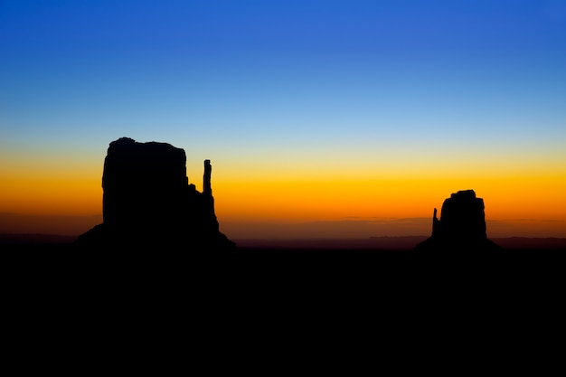 Sonnenaufgang am Monument Valley West und Osthandschuh Butte