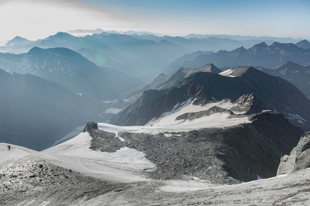 Sonnenaufgang am Morgen Blick auf eine Bergkette und Cumulus-Wolken in den österreichischen Alpen Blick vom Weg zum Großglockner-Felsgipfel Kals am Großglockner Österreich