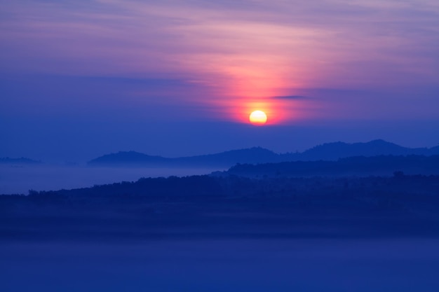 Sonnenaufgang am nebligen Morgen in Khao Takhian Ngo View Point in Khaokho PhetchabunThailand
