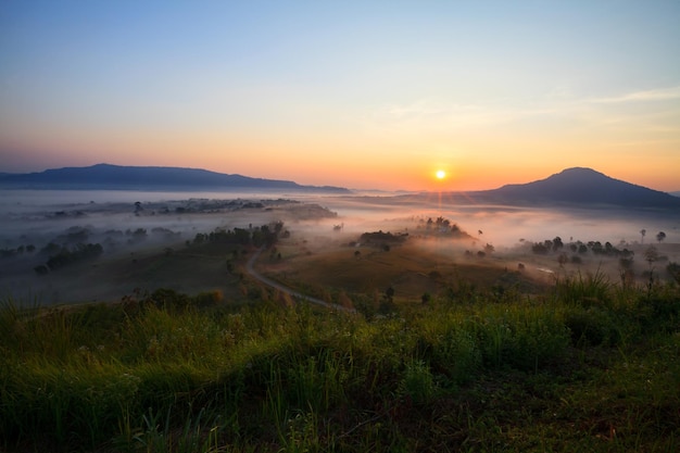 Sonnenaufgang am nebligen Morgen in Khao Takhian Ngo View Point in Khaokho PhetchabunThailand