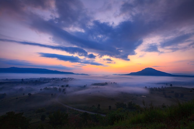 Sonnenaufgang am nebligen Morgen und Straße im Berg bei Khaokho PhetchabunThailand