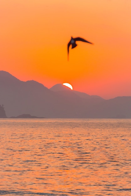 Sonnenaufgang am Strand der Copacabana in Rio de Janeiro Brasilien.