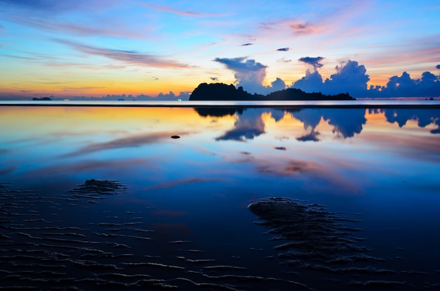 Sonnenaufgang am Strand von Hat Sai Ri Insel Ko Maphrao in der Provinz Chumphon in Thailand?