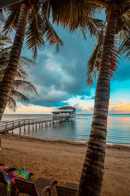 Sonnenaufgang am Strand von Sandy Bay auf der Insel Roatan