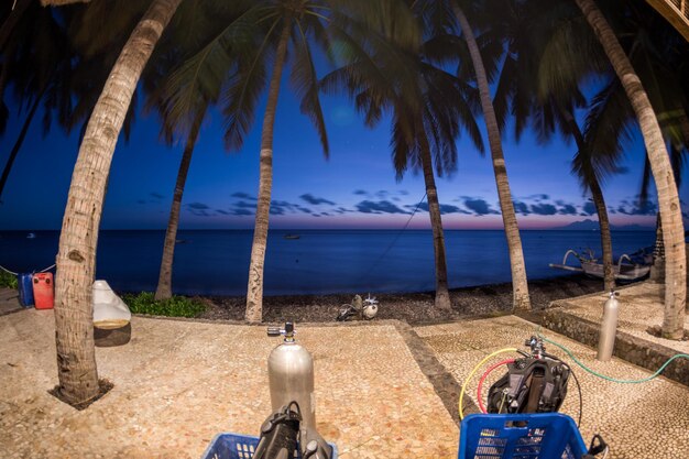 Foto sonnenaufgang am strand vor dem tauchen in indonesien