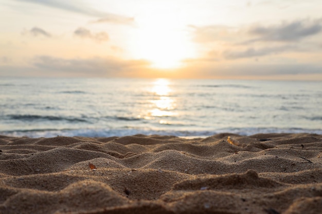 Sonnenaufgang am weißen Sandstrand mit Hügeln und Wellen Strandhintergrund