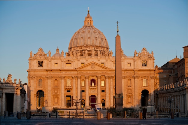 Sonnenaufgang an der Fassade des Petersdoms in Rom