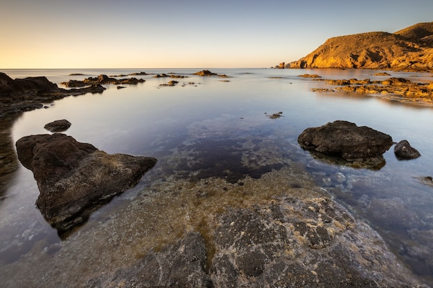 Sonnenaufgang an der Küste des Naturparks Escullos von Cabo de Gata in Almeria, Spanien