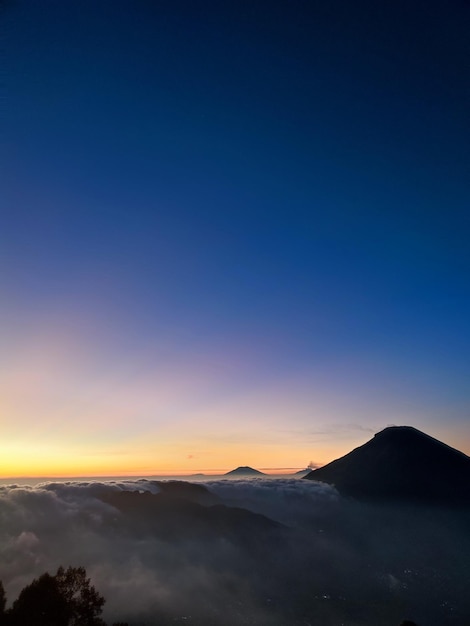 Foto sonnenaufgang auf dem berg sindoro und dem berg sumbing java indonesien asien