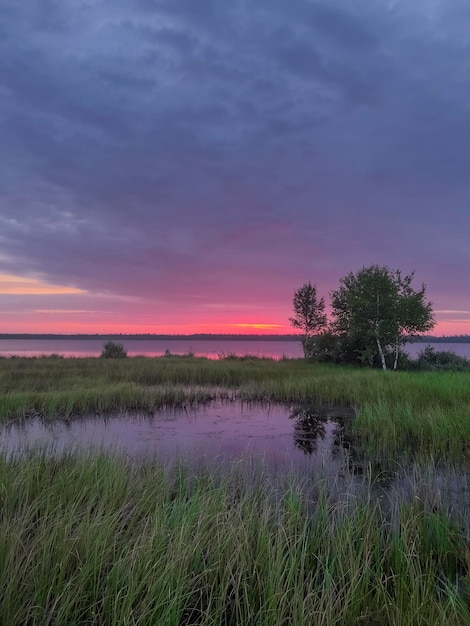 Sonnenaufgang auf dem Voloyarvi-See, Russland