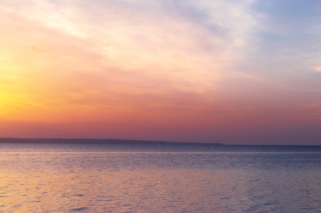 Sonnenaufgang auf dem Wasser / Frühsommermorgen heller Himmel Strand