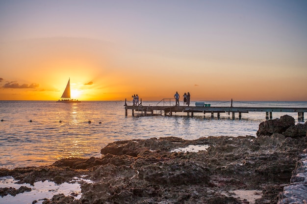 Sonnenaufgang auf einem Pier im Meer In Bayahibe, Dominikanische Republik