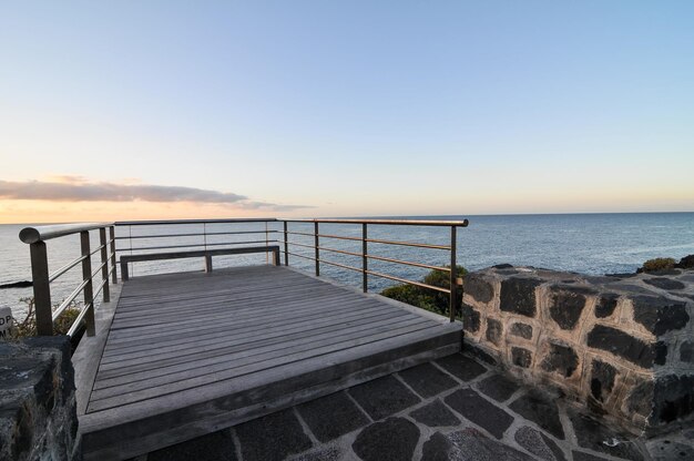 Sonnenaufgang auf einem Pier über dem Atlantischen Ozean in Teneriffa-Kanarische Inseln-Spanien