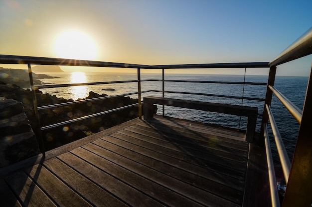 Sonnenaufgang auf einem Pier über dem Atlantischen Ozean in Teneriffa-Kanarische Inseln-Spanien