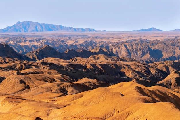 Sonnenaufgang beleuchtet das Yellow Moon Valley. Wüstenlandschaft in Afrika. Namibia