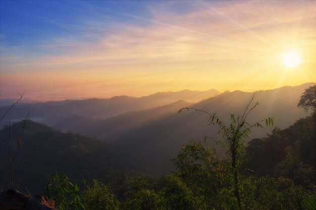 Sonnenaufgang bunte Berglandschaft am Morgen, Kanchanaburi, Thailand?