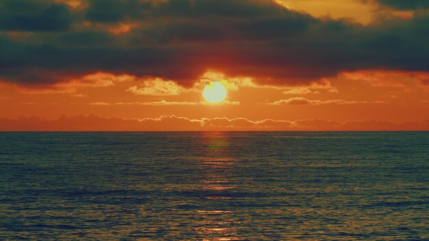 Sonnenaufgang direkt über dem Meer Seegebiet am frühen Morgen tropische Natur Hintergrund