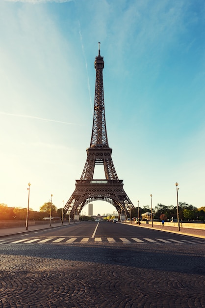 Sonnenaufgang im Eiffelturm in Paris, Frankreich. Eiffelturm ist berühmter Ort in Paris, Frankreich.