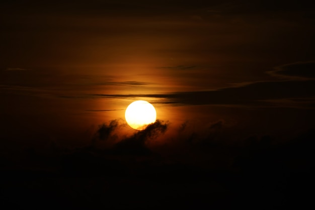 Sonnenaufgang im ersten Tageslicht auf einem schönen.