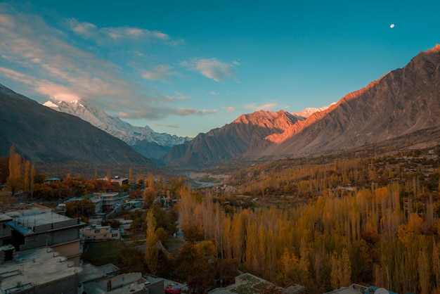 Sonnenaufgang im Hunza-Tal im Herbst